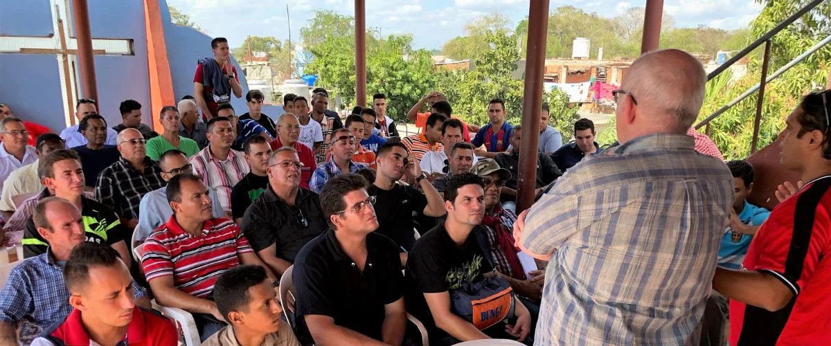 Escuchando al Pr. Alberto