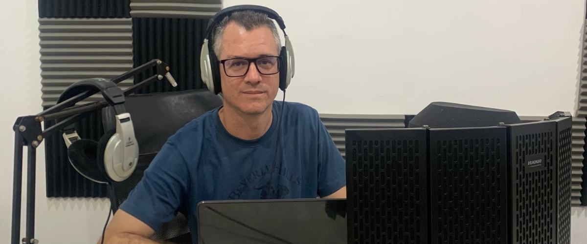 Moises en el estudio de RTM Cuba