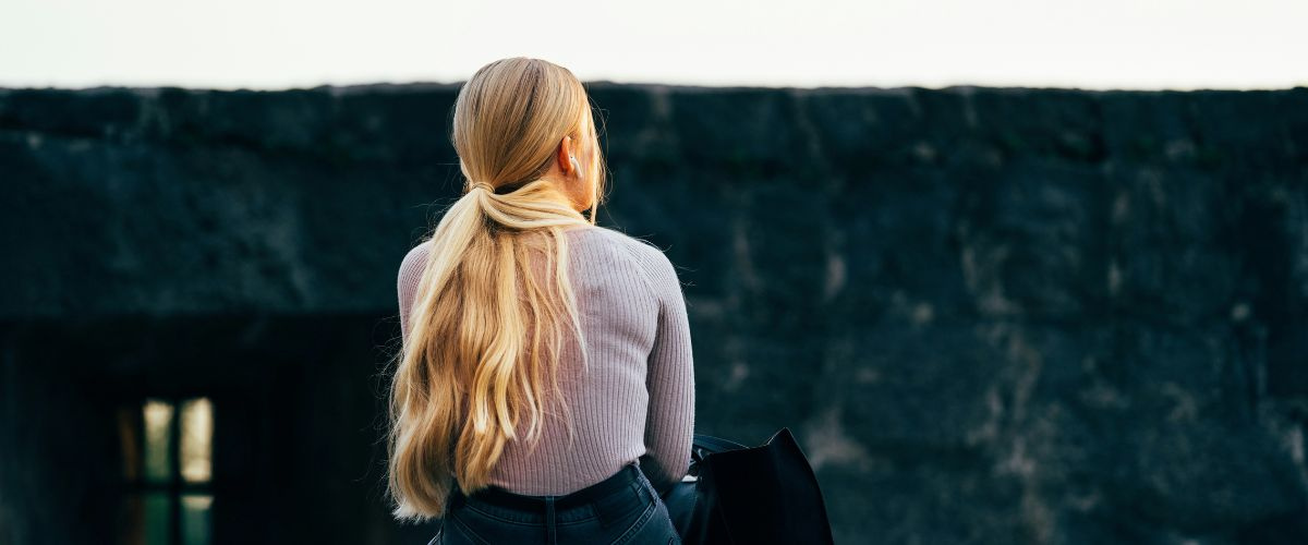 Mujer de Espalda - Tesoros Escondidos