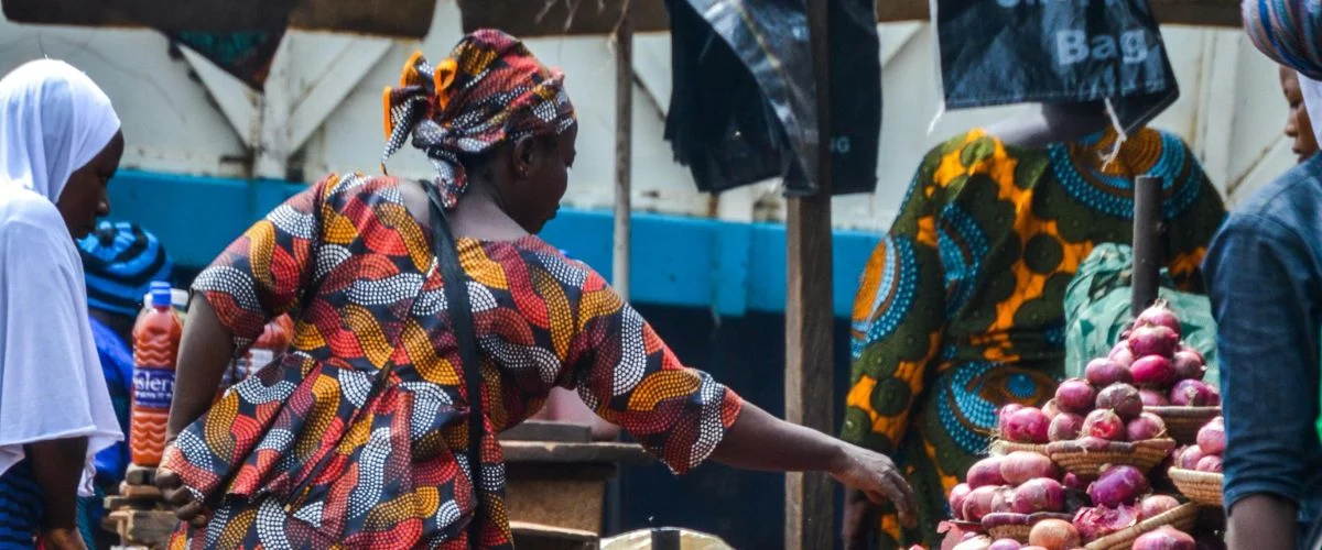 Mujer de Nigeria comprando verduras